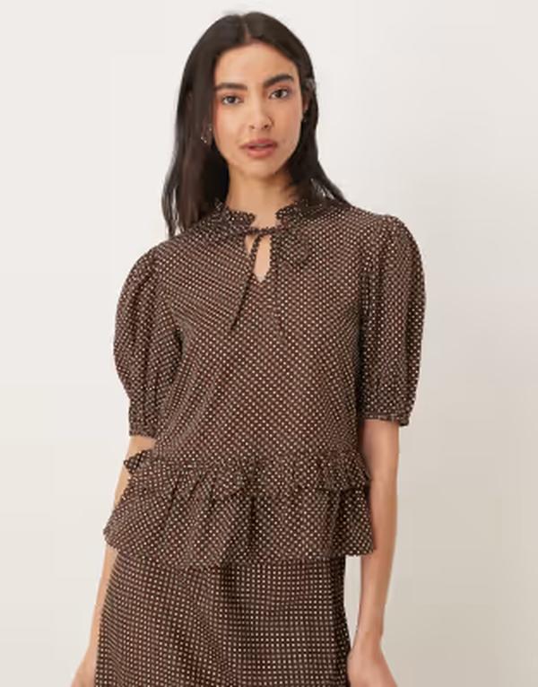 ウェンズデーガール レディース トップス シャツ ドット フリル Wednesday's Girl short sleeve ruffle collared top in polka dots Chocolate チョコレート