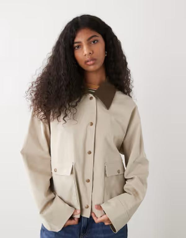 ノイジーメイ レディース アウター ジャケット・ブルゾン コントラスト Noisy May contrast collar lightweight barn jacket in stone Silver Lining シルバー