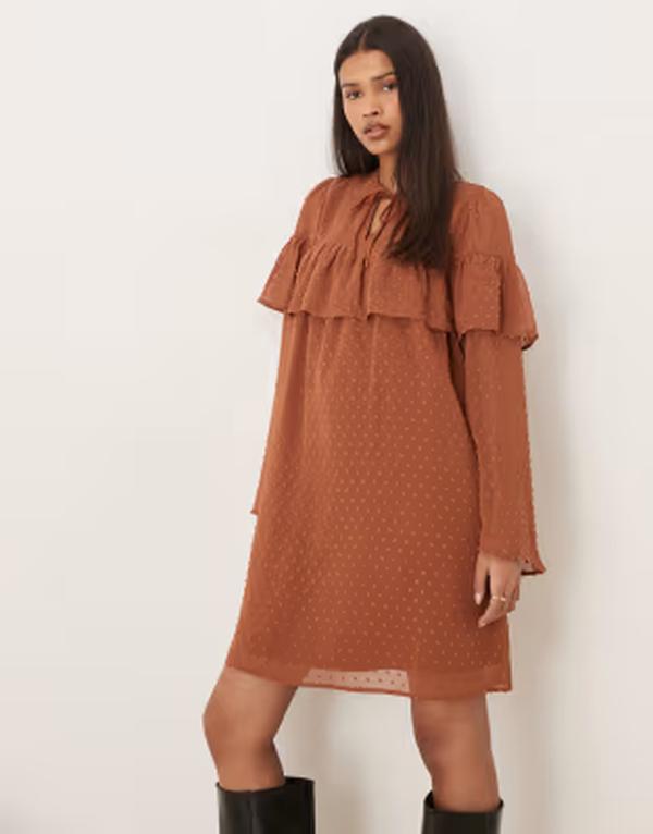 ヴィラ レディース トップス ワンピース フリル ミニ VILA boho ruffle textured mini dress with tie waist in rust Amber アンバー