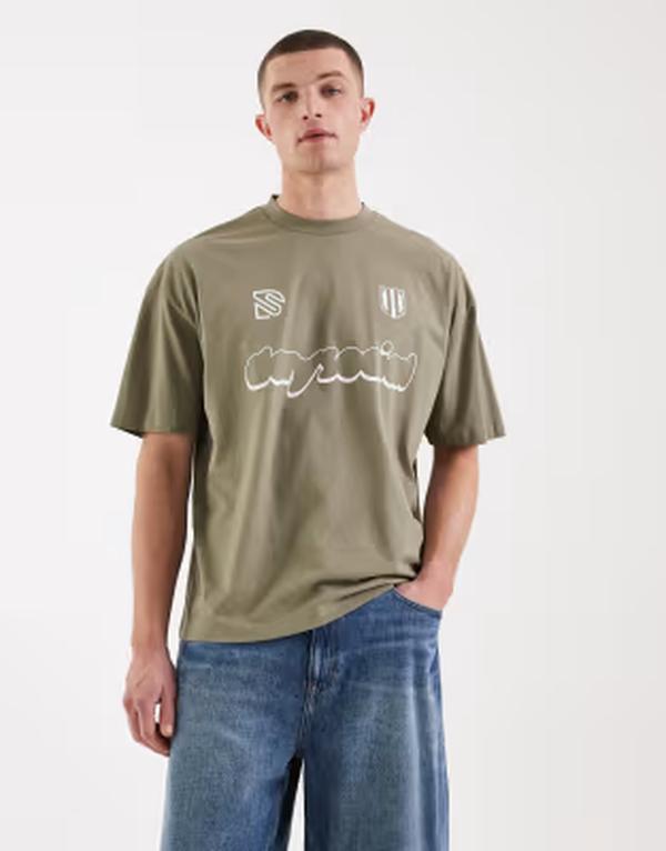 エイソス メンズ トップス Tシャツ グラフィック ASOS DESIGN oversized t-shirt with soccer graphic Vetiver グリーン