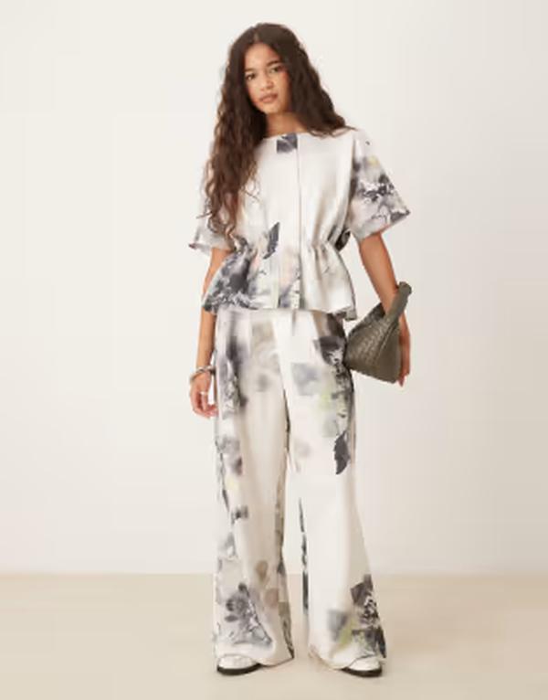 エイソス レディース ボトムス カジュアルパンツ ワイドレッグ フラワー柄 スウェットパンツ スキューバ フラワー ASOS DESIGN wide leg sweatpants in scuba-style fabric with all over floral design - part of a set Floral
