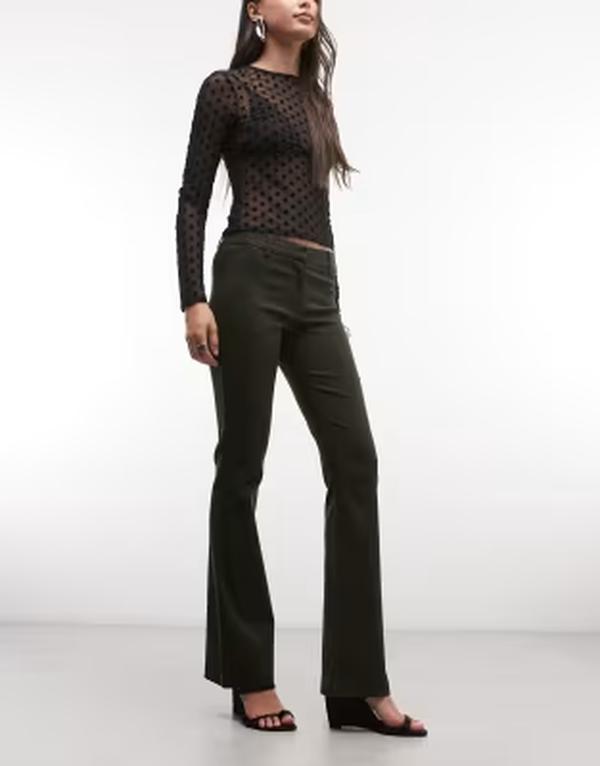 モーテル レディース ボトムス カジュアルパンツ ローライズ Motel Darias low rise tailored flare in darkhaki カーキ