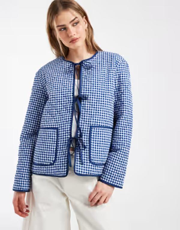 ピーシーズ レディース アウター ジャケット・ブルゾン ギンガムチェック キルティング ギンガム Pieces tie front quilted jacket and white gingham Navy peony ネイビー 19,511円
