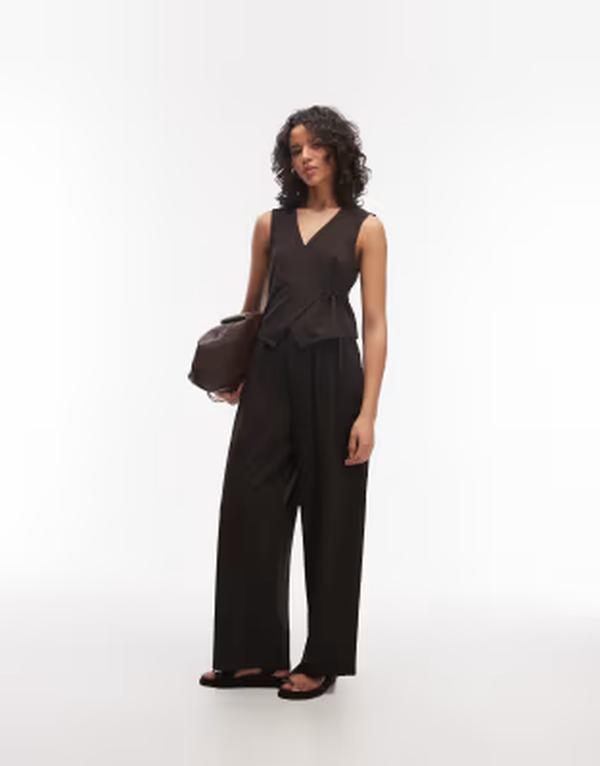 エイソス レディース ボトムス カジュアルパンツ ワイドレッグ ASOS DESIGN slinky twill tailored tab detailing wide leg pants in chocolate - part of a set Chocolate チョコレート 13,121円