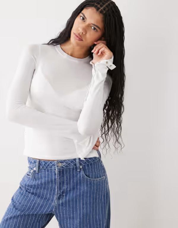 ウィークデイ レディース トップス Tシャツ アシンメトリー Weekday long sleeve fitted top with button detailing and asymmetric hem Off white オフホワイト