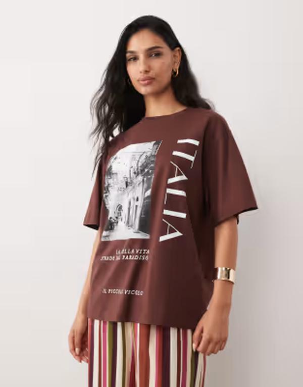 エイソス レディース トップス Tシャツ グラフィック ASOS DESIGN oversized T-shirt with Italia graphic in chocolate チョコレート 9,995円