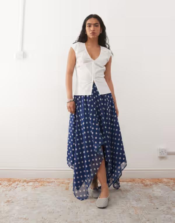 リクレイム ヴィンテージ レディース ボトムスカート ドット柄 アシンメトリー ドット プリント ギャザー ミディ Reclaimed Vintage ruched midi skirt with asymmetric hem polka dot print NAVY ネイビー