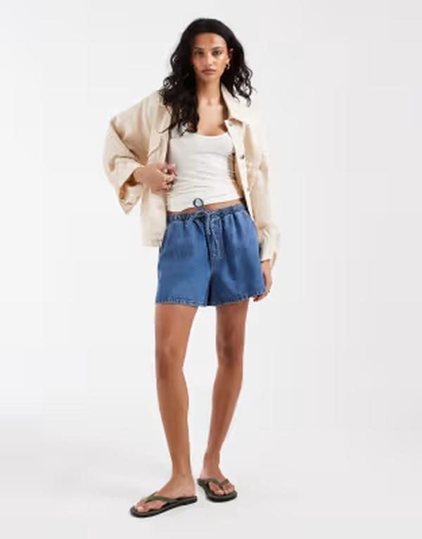 エイソス レディース ボトムス ハーフパンツ・ショーツ ショートパンツ デニム ASOS DESIGN denim pull on shorts in mid BLUE ブルー