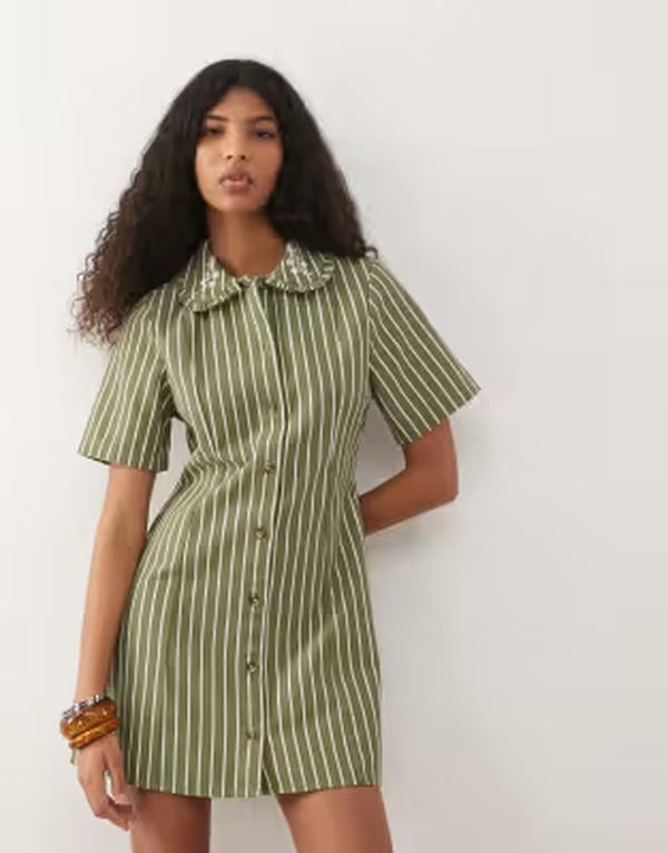 リクレイム ヴィンテージ レディース トップス 衣装 プルオーバー 刺しゅう ジーンズ Reclaimed Vintage denim shirt dress with embroidered collar and beige pinstripe Green 緑であること