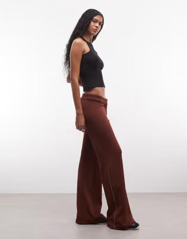 ウィークデイ レディース ボトムス カジュアルパンツ Weekday flared pants with side zip detail in rust Red レッド