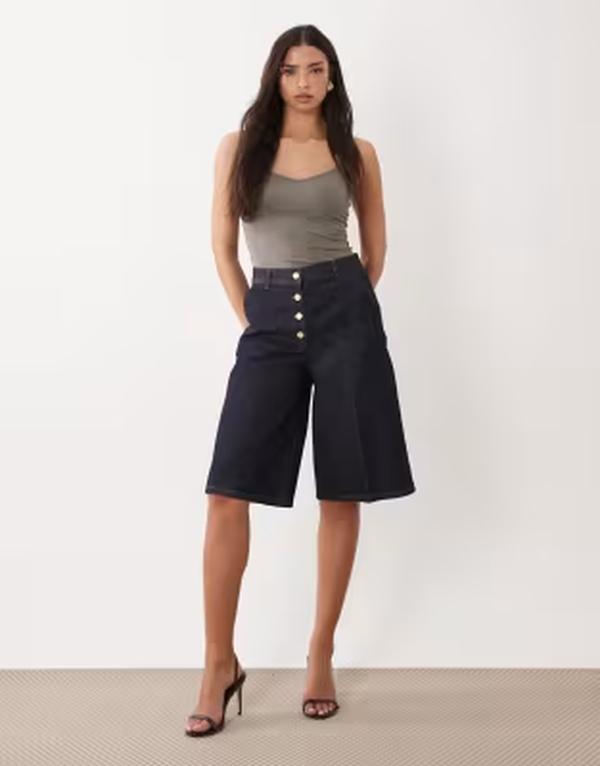 エイソス レディース ボトムス ハーフパンツ・ショーツ ワイドレッグ ショートパンツ デニム ASOS DESIGN wide leg denim bermuda shorts with gold-tone buttons blue ブルー