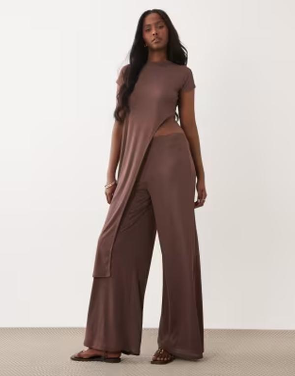 エイソス レディース ボトムス カジュアルパンツ ワイドレッグ シアー ASOS DESIGN sheer onion skin wide leg pants in chocolate - part of a set Chocolate チョコレート