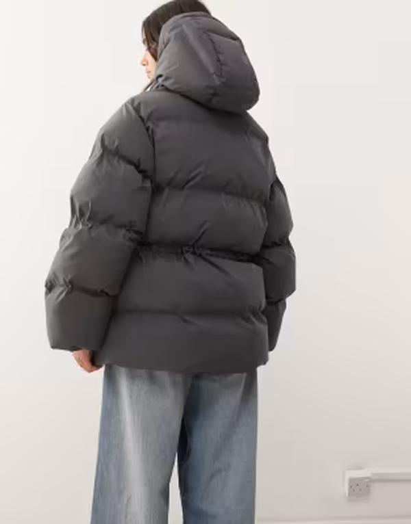 週日 レディース アウター 厚地の外套 Weekday cinched puffer coat with detachable hood インチ dark gray 薄墨色