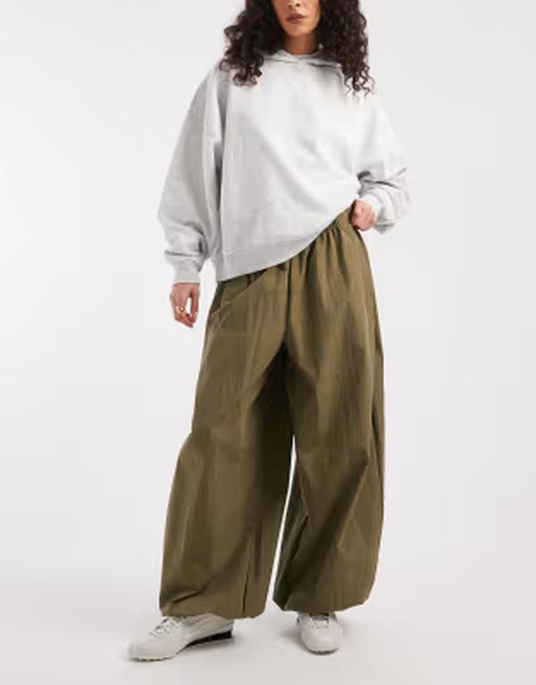 エイソス レディース ボトムス 心地好いズボン下 ナイロン 綿織物 ASOS DESIGN cotton-nylon blend pull on balloon pants Khaki カーキ