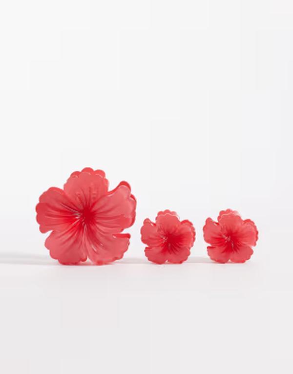 デザインビーロンドン レディース アクセサリー DesignB London pack of 3 hibiscus flower hair claw clips in fushia PINK ピンク