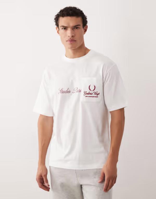 エイソス メンズ トップス Tシャツ 刺繍 グラフィック ASOS DESIGN relaxed t-shirt with embroidered text graphic and pocket WHITE ホワイト