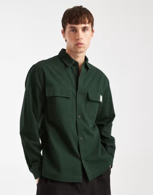 エイソス メンズ トップス シャツ ASOS DESIGN casual overshirt with badge GREEN グリーン