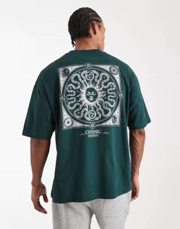 エイソス メンズ トップス Tシャツ グラフィック ASOS DESIGN oversized T-shirt with celestial graphic Scarab グリーン