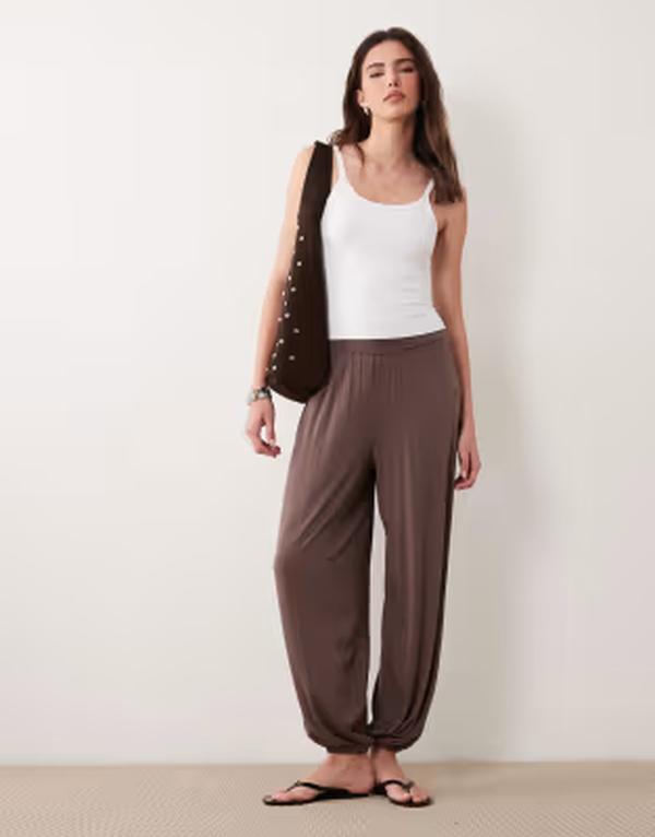 エイソス レディース ボトムス カジュアルパンツ ジャージー ASOS DESIGN lightweight jersey balloon leg pants in choc｜ReVida 店