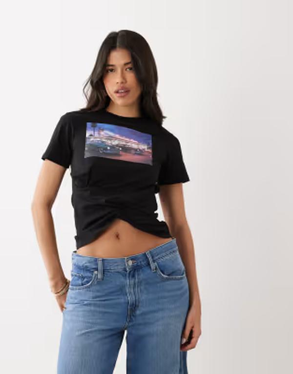 エイソス レディース トップス Tシャツ アシンメトリー グラフィック ASOS DESIGN short sleeve asymmetric hem t-shirt with distressed motel graphic Black ブラック｜ReVida 店