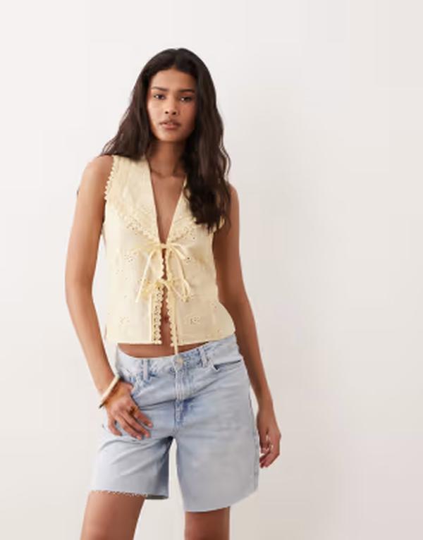 ミスセルフフリッジ レディース トップス 貯蔵タンクいの一番 より良い 刺しゅう Misselfridgembroidered tie front vest インチ buttermilk トップス-タンクトップ-レディースファッション