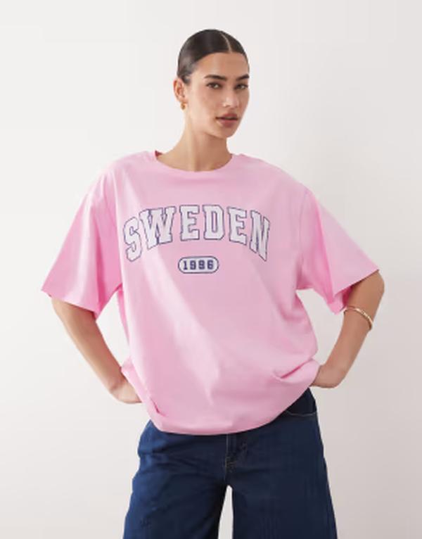エイソス レディース トップス Tシャツ グラフィック ASOS DESIGN oversized T-shirt with Sweden varsity graphic in light PINK ピンク｜ReVida 店 8,736円
