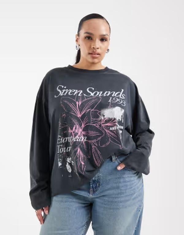 エイソス レディース トップス Tシャツ グラフィック ASOS Curve ASOS DESIGN Curve long sleeve T-shirt with siren sounds graphic in washed charcoal チャコール 13,980円