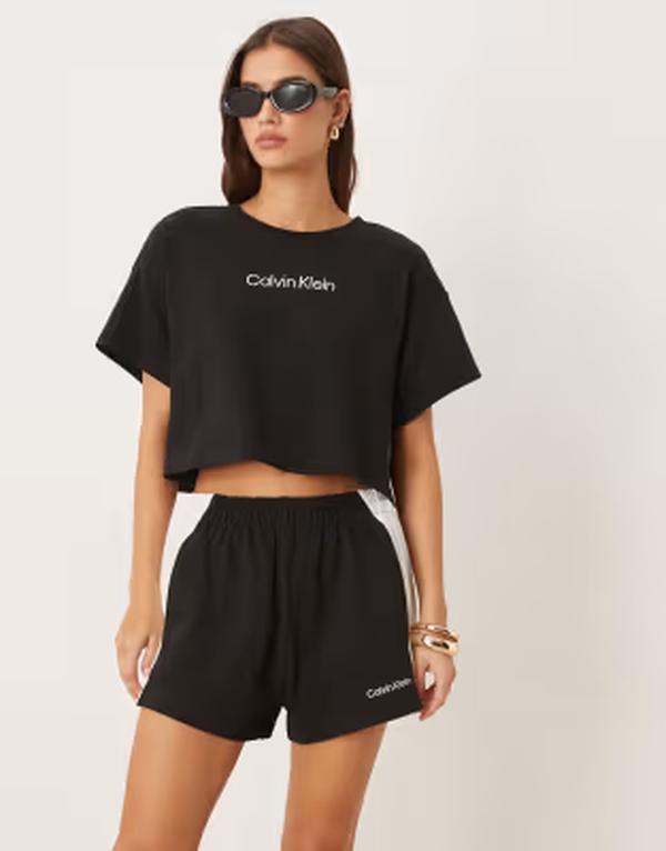 カルバンクライン レディース トップス ティーシャツ クロップド ロゴタイプ Calvin Klein logo cropped tee Black 黒いこと レディースファッション-Tシャツ・カットソー-トップス