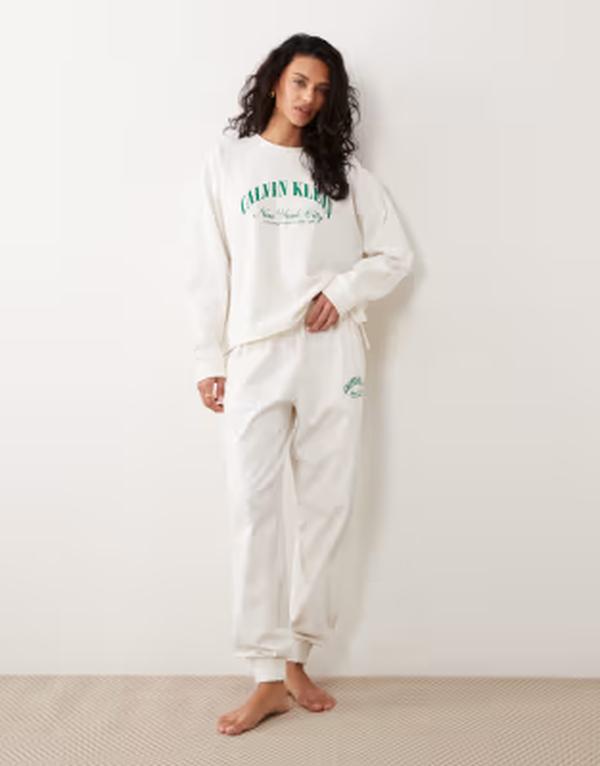カルバンクライン レディース ボトムス カジュアルパンツ スウェットパンツ ジャージー ロゴ Calvin Klein jersey logo sweatpants in cream - part of a setofu クリーム