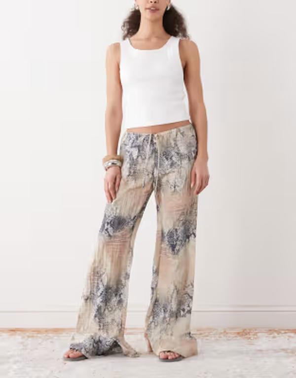 モンキ レディース ボトムス カジュアルパンツ ワイドレッグ プリント Monki crinkle wide leg pants in snake print Black ブラック