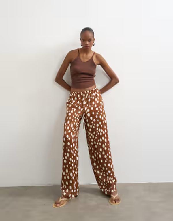 トップショップ レディース ボトムス カジュアルパンツ ワイドレッグ アニマル柄 プリント サテン Topshop satin tie waist wide leg pants in abstract animal print BROWN ブラウン|ReVida 店