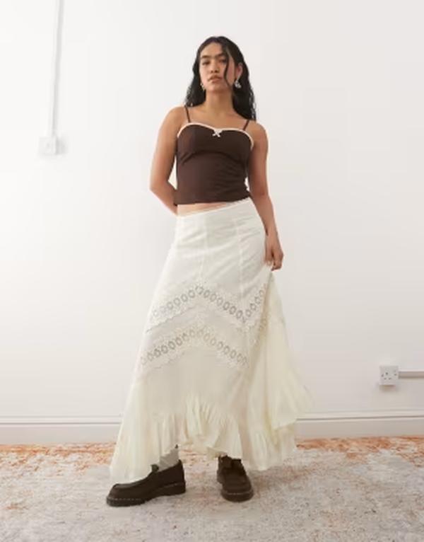 リクレイム ヴィンテージ レディース ボトムスカート アシンメトリー レーストリム ミディ レース Reclaimed Vintage asymmetric hemidi skirt with lace trim in cream クリーム