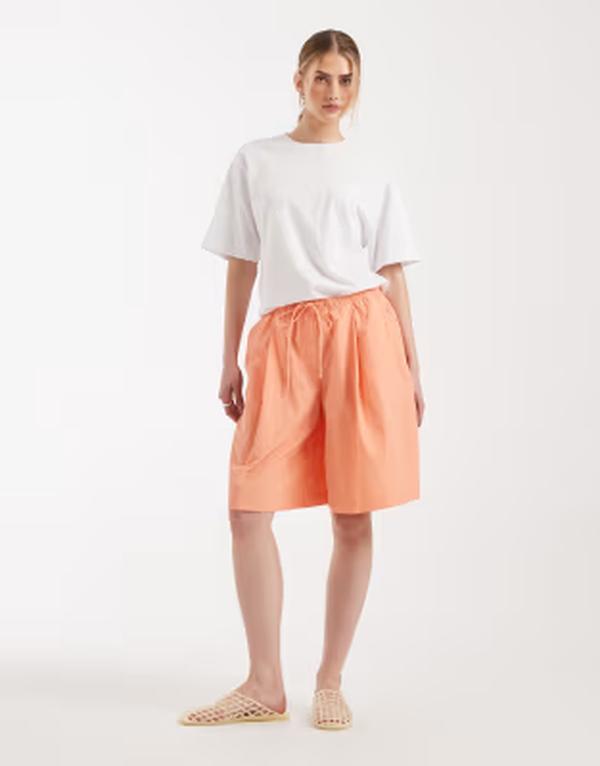 エイソス レディース ボトムス ハーフパンツ・ショーツ ショートパンツ ASOS DESIGN longline shorts in techy fabric in coral コーラル