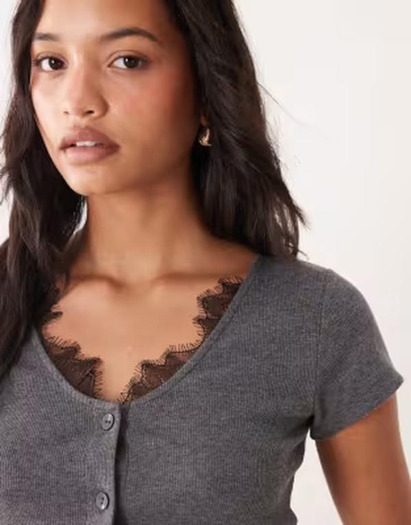 エイソス レディース トップス プルオーバー Vのど首 スピード競技刈り込み スピード競技 ASOS DESIGN short sleeve with v neck and black lace trim top Gray 薄墨色