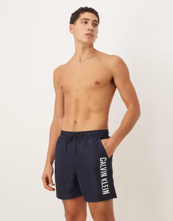 カルバンクライン メンズ 水着 ハーフパンツ・ショーツ コントラスト Calvin Klein contrast side script swim trunks in dark Shoreline ネイビー