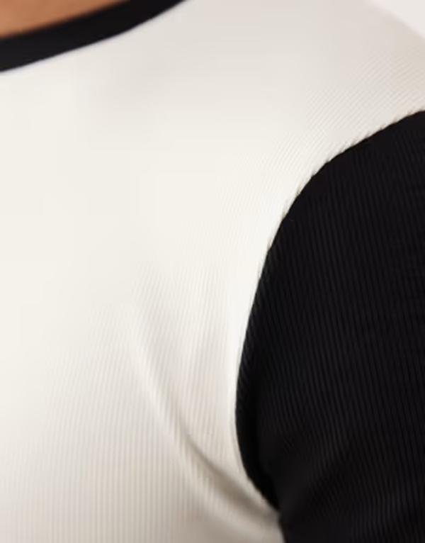 エイソス メンズ トップス Tシャツ コントラスト ASOS DESIGN muscle fit-shirt with contrast sleeves in cream rib Coco Milk/Black ブラック｜ReVida 店