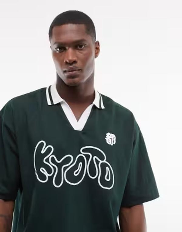 エイソス メンズ トップス スポーツシャツ グラフィック ASOS DESIGN boxy oversized polo with Kyoto bubble graphic インチ dark Scarab 緑であること