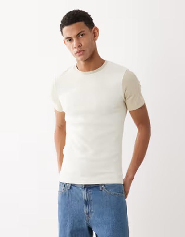 エイソス メンズ トップス Tシャツ コントラスト ASOS DESIGN muscle fit-shirt with tonal contrast sleeves in cream rib COCO MILK / PELICAN クリーム