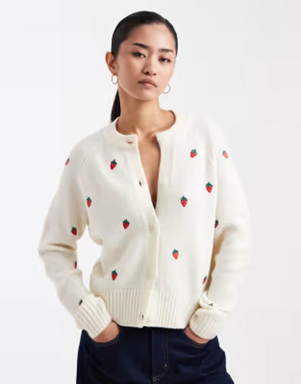 スリードベア レディース アウター カーディガン コントラスト Threadbare contrastitch cardigan with all over strawberry embroidery in ecru エクリュ｜ReVida 店