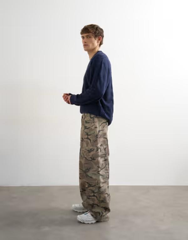 トップマン メンズ ボトムス カジュアルパンツ カーゴパンツ プリント Topman baggy fitwill cargo pants in camo print BROWN ブラウン