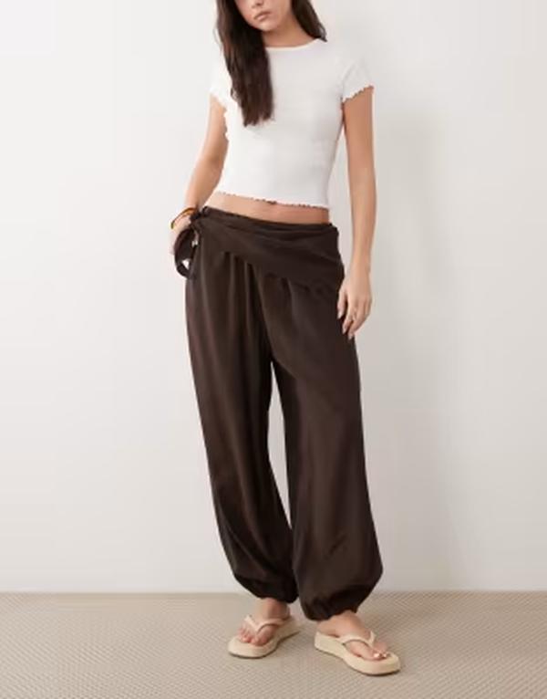 エイソス レディース ボトムス カジュアルパンツ ASOS DESIGN modalook tie waist balloon pants in chocolate チョコレート