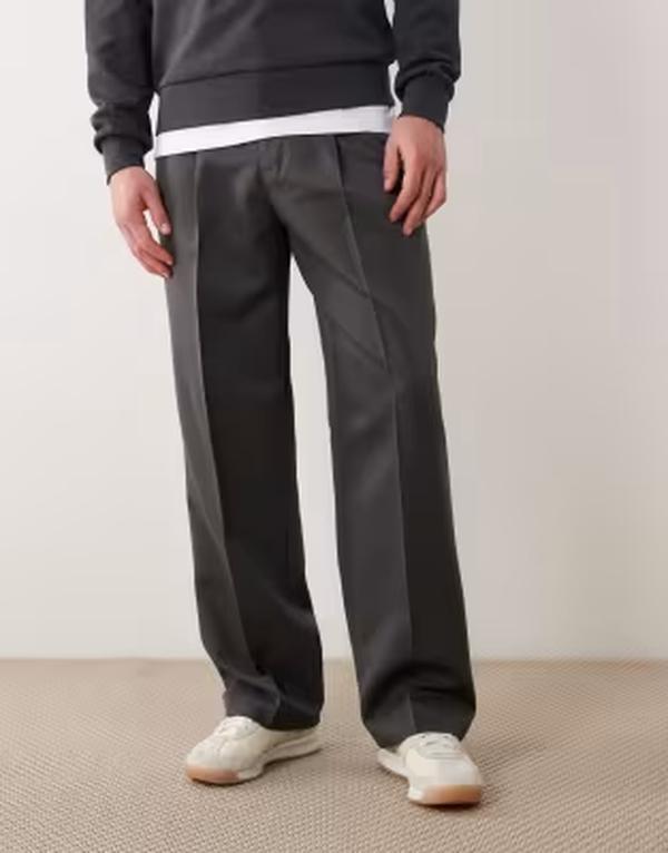 エイソス メンズ ボトムス 心地好いズボン下 ワイドレッグ 筋目 ASOS DESIGN pleated wide leg dress pants インチ charcoal 濃灰色