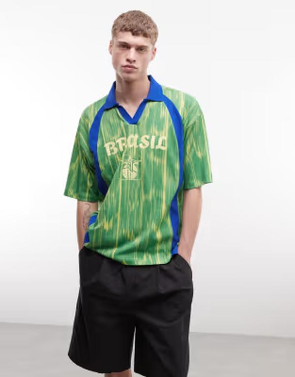 エイソス メンズ トップス スポーツシャツ 刷り上げる グラフィック ASOS DESIGN boxy oversized polo shirt with all over print and Brasil soccer graphic GREEN 緑であること
