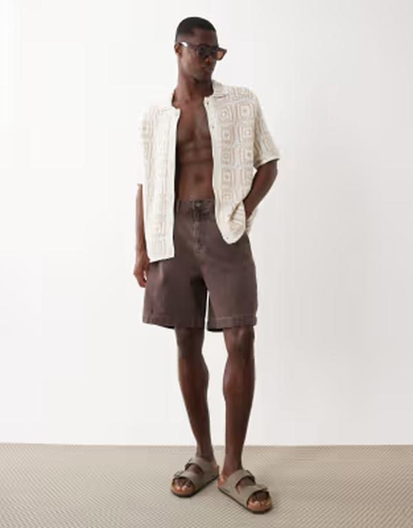 エイソス メンズ ボトムス 二分の一ズボン下・さる股引き ジーンズ ASOS DESIGN mid length denim jorts overdye Washed Brown 赤銅色