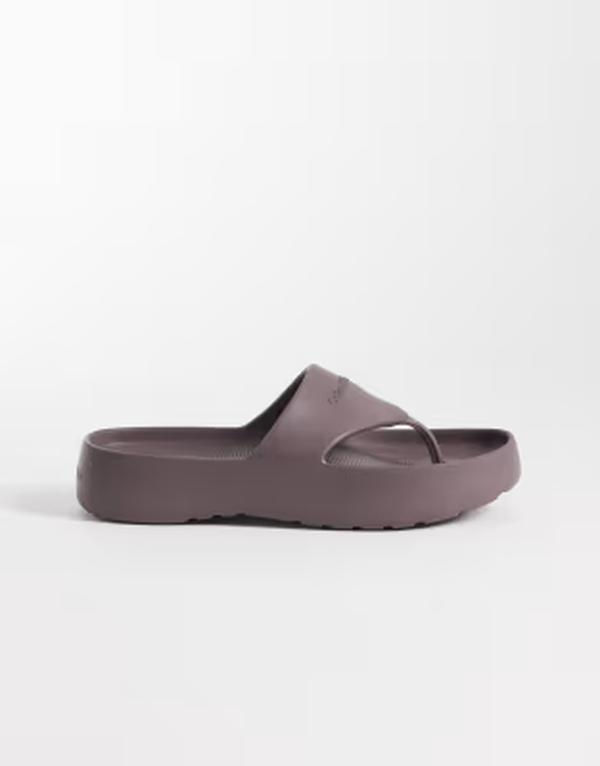 カルバンクライン レディース シューズ サンダル ジーンズ Calvin Klein Jeans one piece strap flip flops in mauve Peppercorn