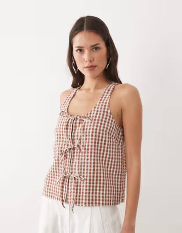 ノーバディーズ チャイルド レディース トップス シャツ ギンガムチェック コットン ブラウス ギンガム Nobody's Child Thea cotton scoop neck tie front blouse gingham Brown ブラウン|ReVida 店