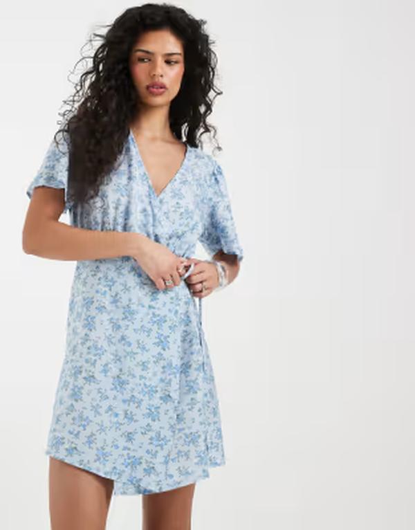 ヴェロモーダ レディース トップス ワンピース フラワー柄 プリント ミニ フラワー Vero Moda flutter sleeve wrap front mini dress floral print CM Blue ブルー|ReVida 店