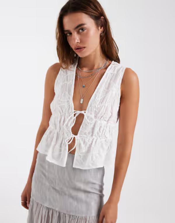ヴェロモーダ レディース トップス シャツ フラワー柄 刺繍 ブラウス フラワー Vero Moda floral embroidered tie front peplum hem blouse Snowhite ホワイト｜ReVida 店