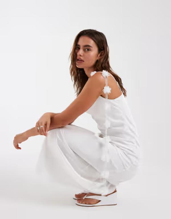 ヴェロモーダ レディース トップス ワンピース フラワー柄 サテン マキシ フラワー Vero Moda satin cowl neck maxi dress with 3d floral applique trim Snowhite ホワイト