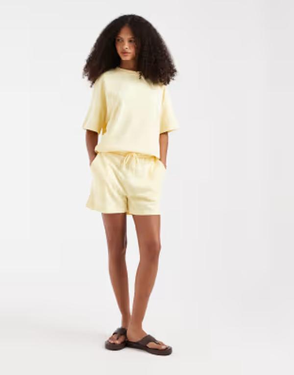 ピーシーズ レディース ボトムス ハーフパンツ・ショーツ ハイウエスト ショートパンツ Pieces high waist sweat shorts in pale yellow - part of a set French vanilla イエロー